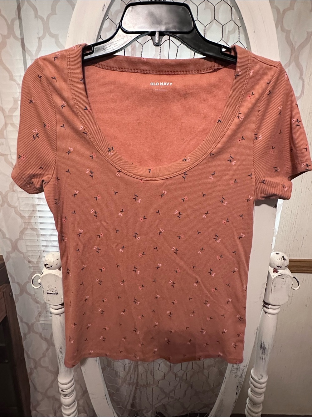 Old Navy Women's Rust Short Sleeve Scoop Neck Tee with Tiny Floral Print
